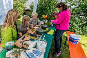 Kräutersalz selber machen bei den Kräuterfrauen des Schwarzwalds. Foto: Klaus Hansen Kräutersalz selber machen bei den Kräuterfrauen des Schwarzwalds. Foto: Klaus Hansen