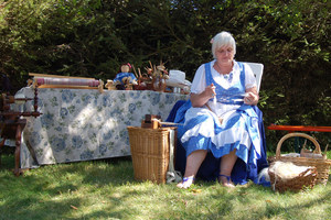 Urte Willmann zeigt Spinnen mit der Handspindel und am Spinnrad. Foto: Heike Budig Urte Willmann zeigt Spinnen mit der Handspindel und am Spinnrad. Foto: Heike Budig